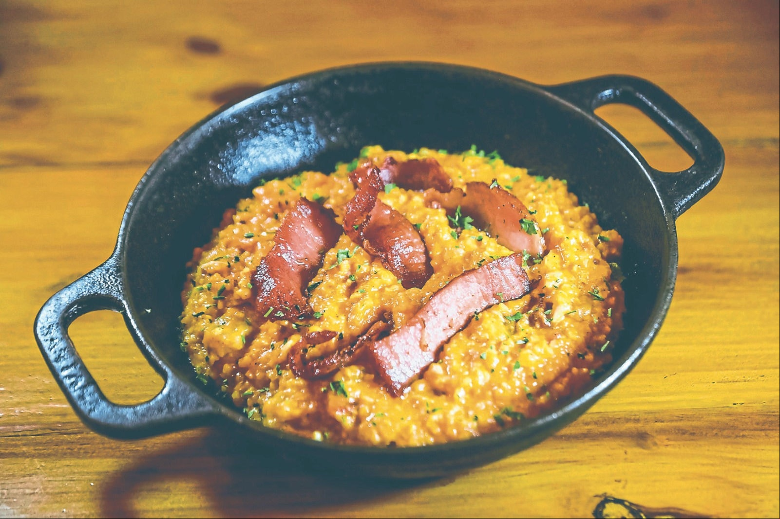 Risoto de canjiquinha cremosa com lombo defumado, bacon artesanal e queijo da Serra do Salitre do Minas Demais
