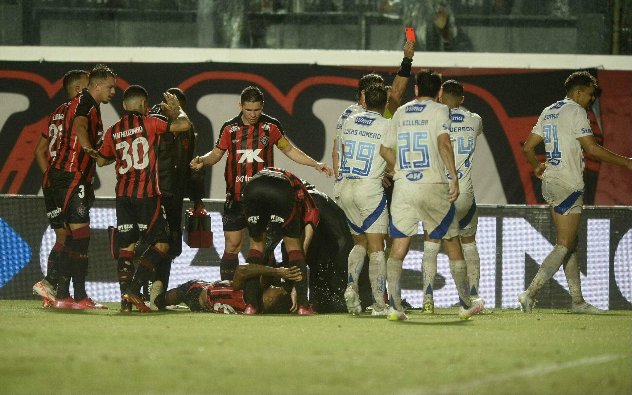 Meia Eduardo, do Cruzeiro, é expulso enquanto Jamerson, do Vitória, é atendido no gramado (Foto: Jhony Pinho/AGIF)