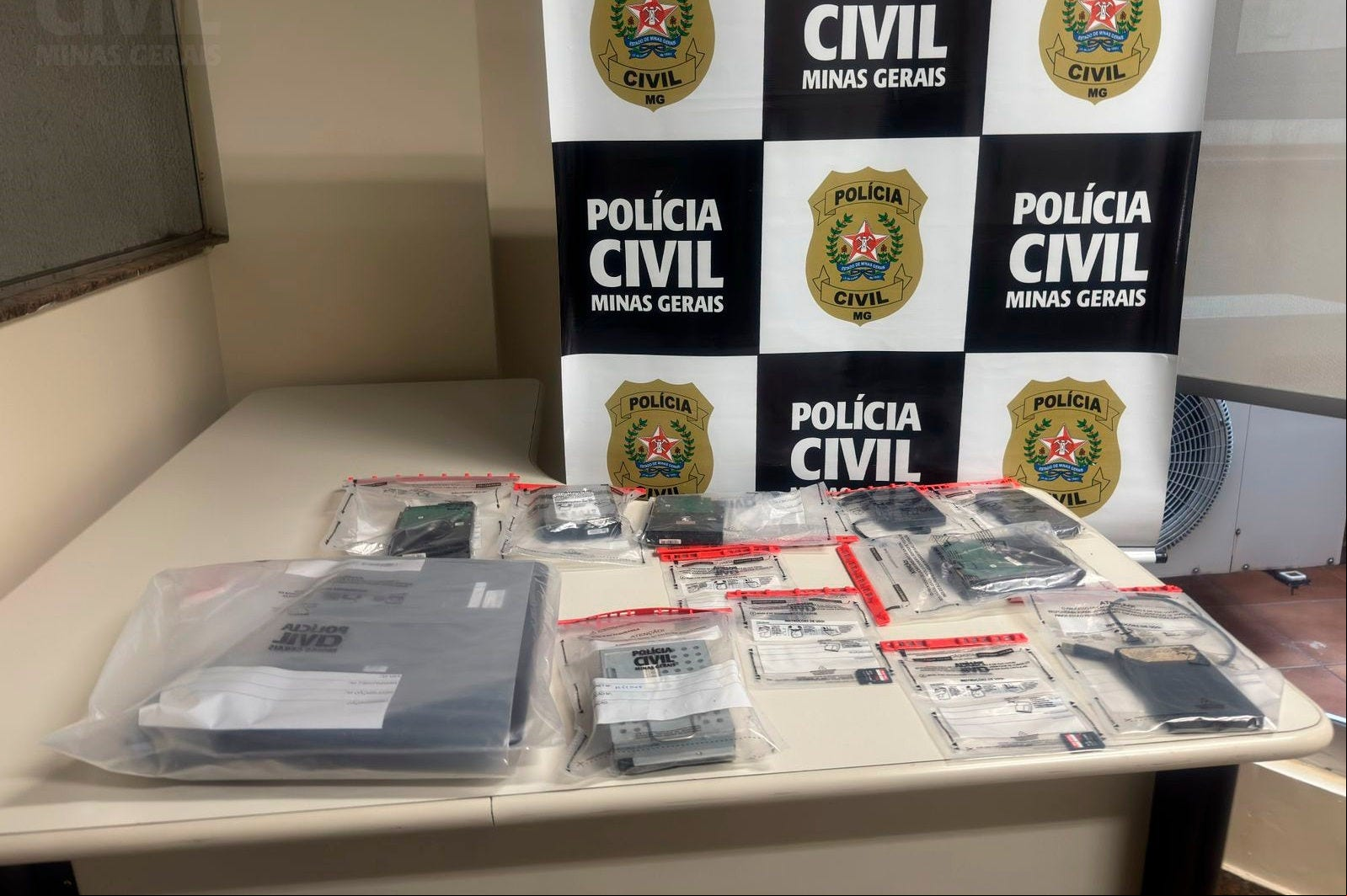 Polícia Civil apreendeu materiais, como HDs, durante a operação