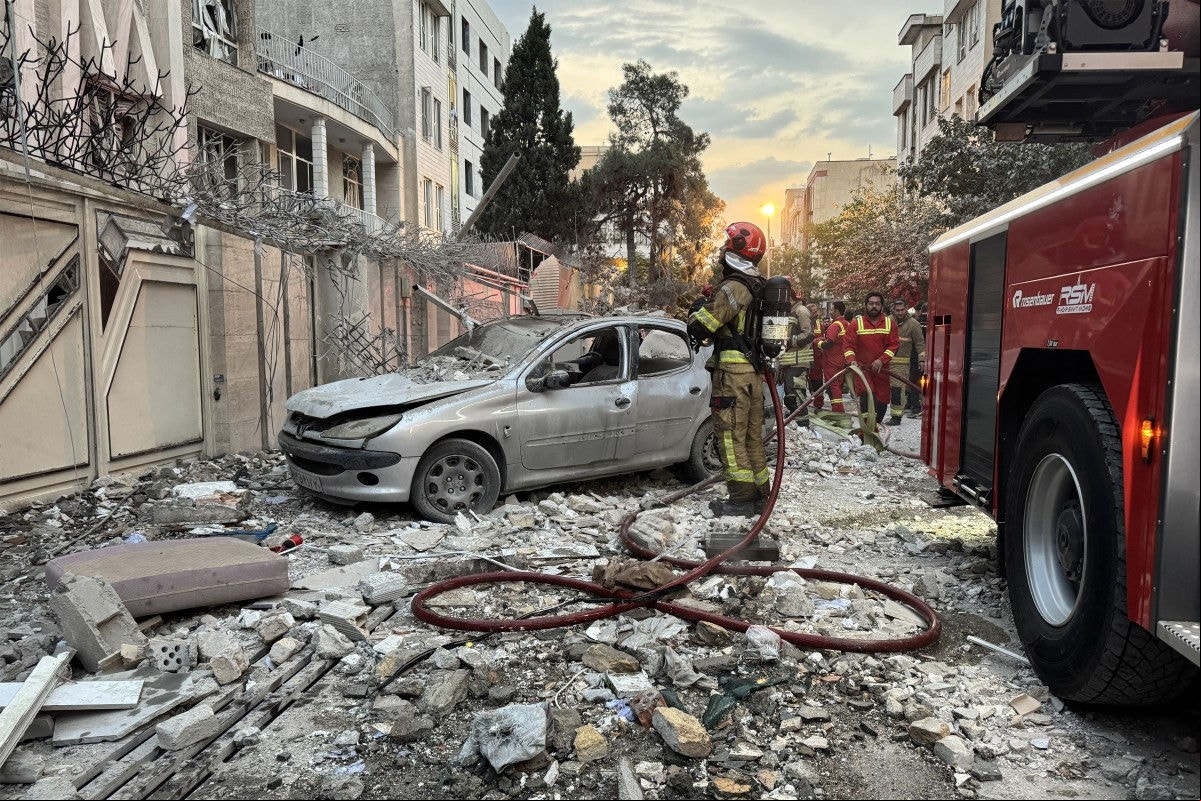 Destruição em área de Teerã após ataque de Israel